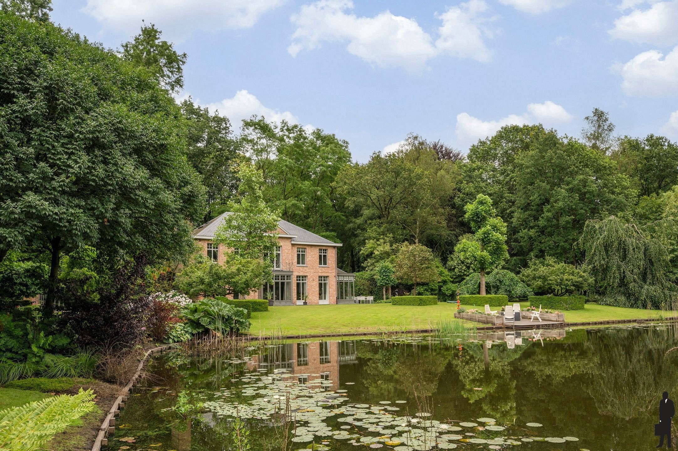 Unieke en zéér centraal gelegen villa op een parkdomein van ca. 9.847 m²! foto 48