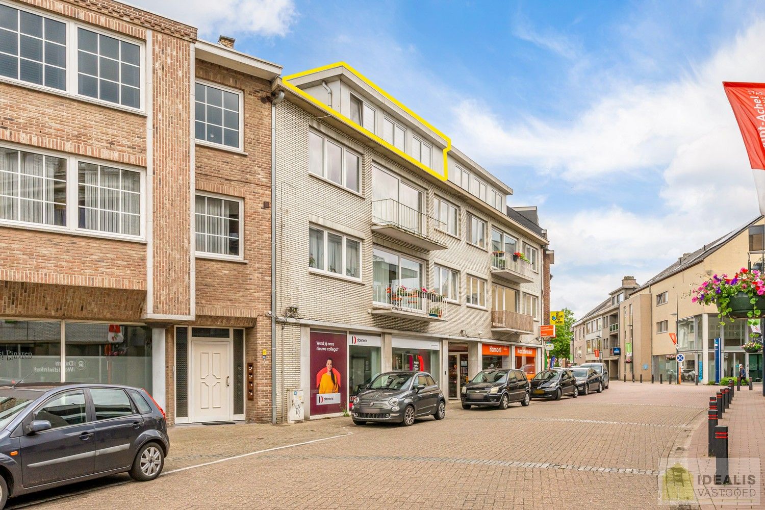 IDEALIS VASTGOED - APPARTEMENT PAL IN  HET CENTRUM VAN HAMONT! Dit appartement omvat 60m² netto bewoonbare oppervlakte en is voorzien van een lichtrijke woonkamer met aansluitend een uitgeruste keuken, nachthal, badkamer, slaapkamer en berging!! Zeer geschikt voor kandidaten op zoek naar een instapklaar appartement in het stadscentrum van Hamont! foto {{pictureIndex}}