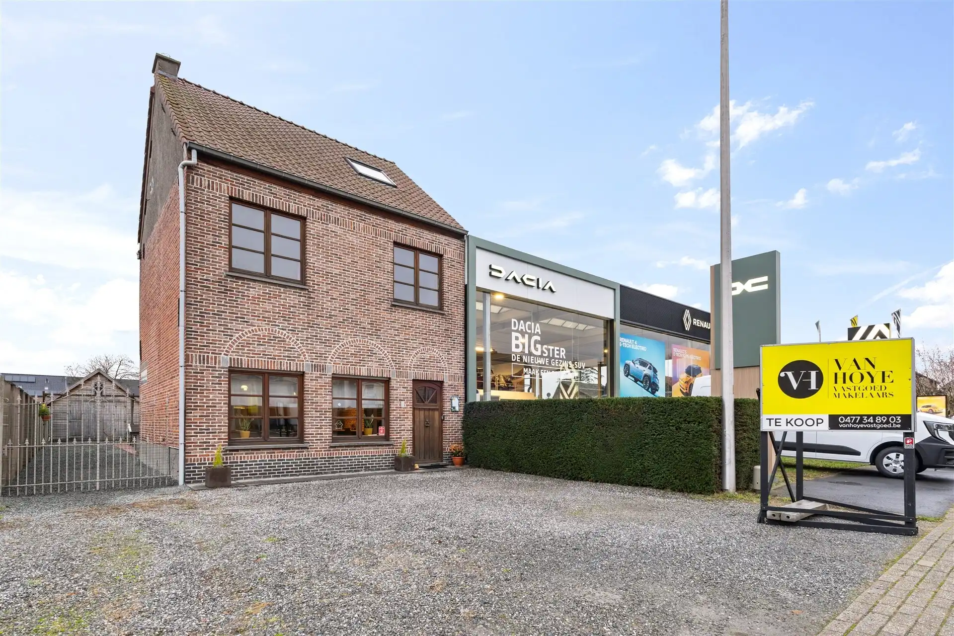 Hoofdfoto van de publicatie: Zeer ruime halfopen bebouwing met 4 slaapkamers, oprit en garage, vlakbij centrum te Zele.