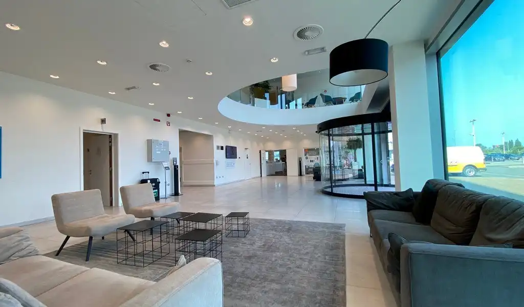 Instapklaar kantoorgelijkvloers te huur in Blue Towers in Gent foto 2