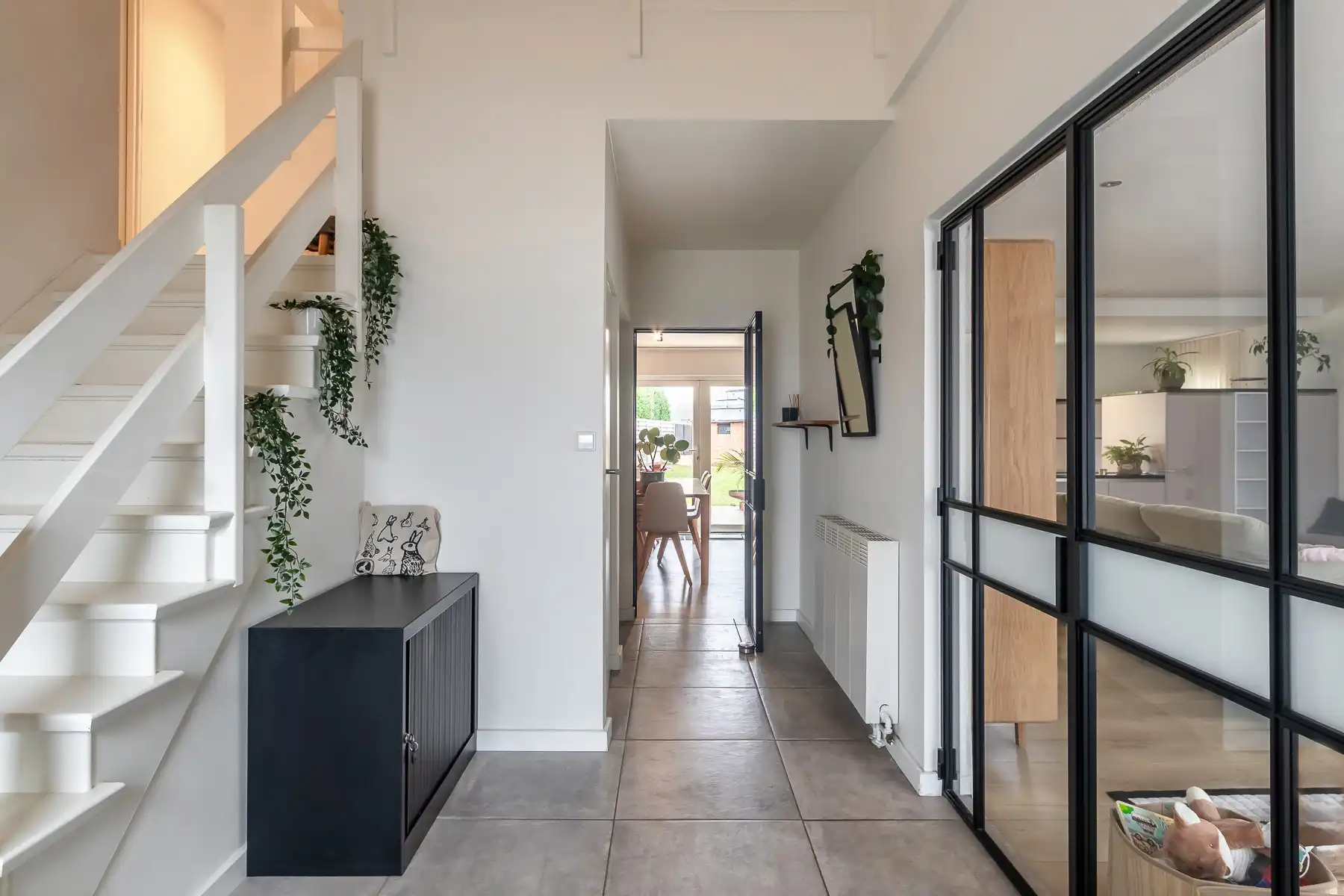 Ruime, gerenoveerde gezinswoning met 3 slaap- en 2 badkamers foto 3