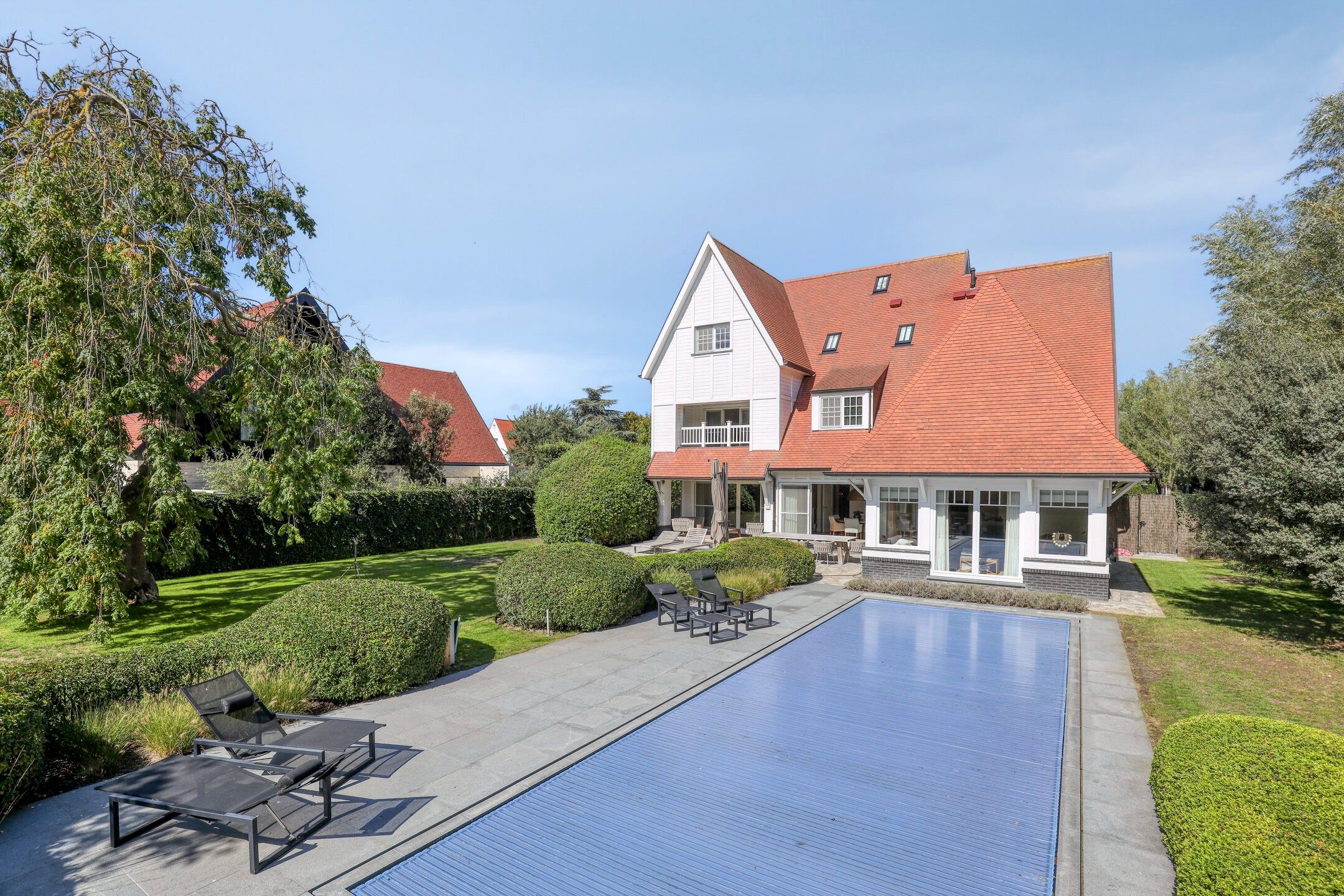 Luxueuze en stijlvolle villa in Engelse Cottage stijl met verwarmd zwembad gelegen in het Zoute. foto {{pictureIndex}}