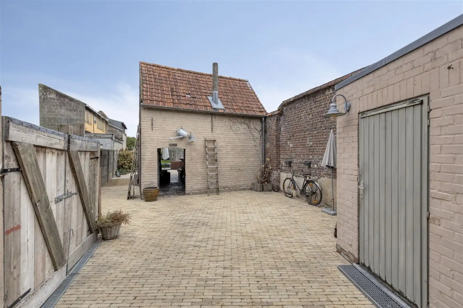 Hoofdfoto van de publicatie: RUIME WONING MET 3 SLKS, 2 BADK & TOEGANKELIJK VIA TUIN !!!