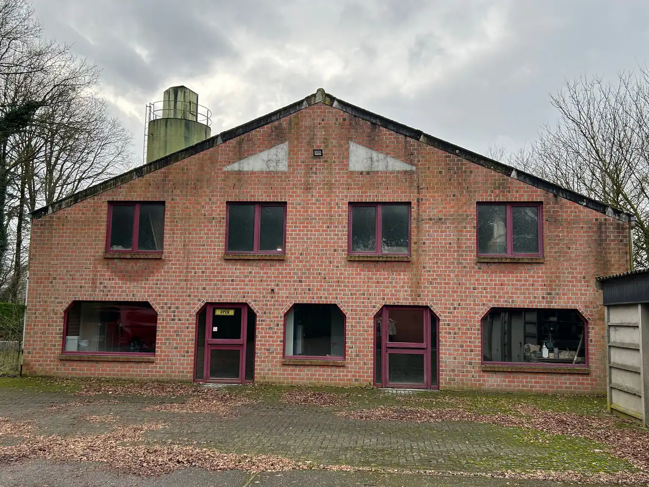 BEDRIJGSPANDEN MET KANTOREN EN MACHINES EN ROLLEND MATERIEEL foto {{pictureIndex}}