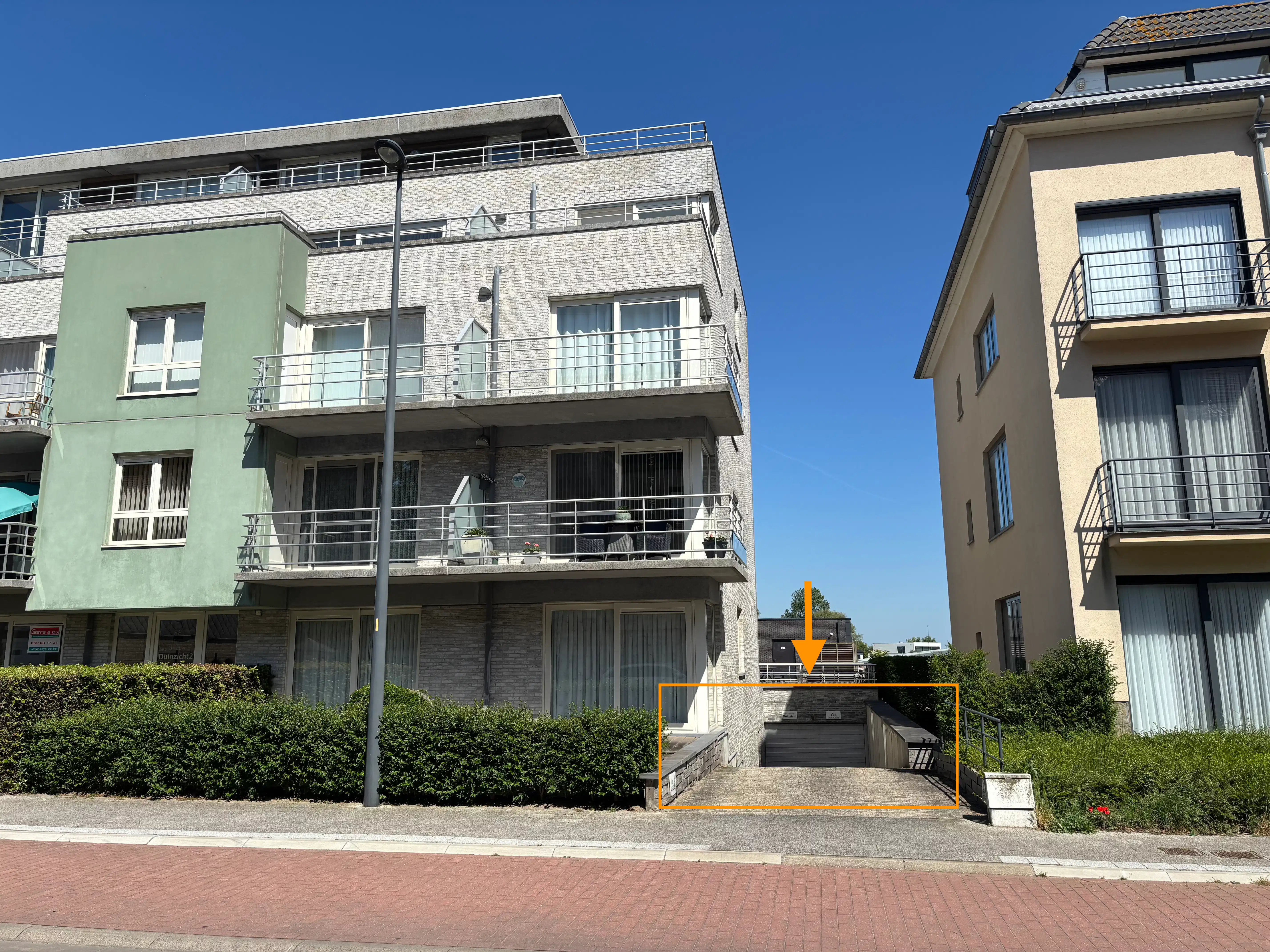 Zeer ruime ondergrondse garagebox op centrale locatie foto {{pictureIndex}}