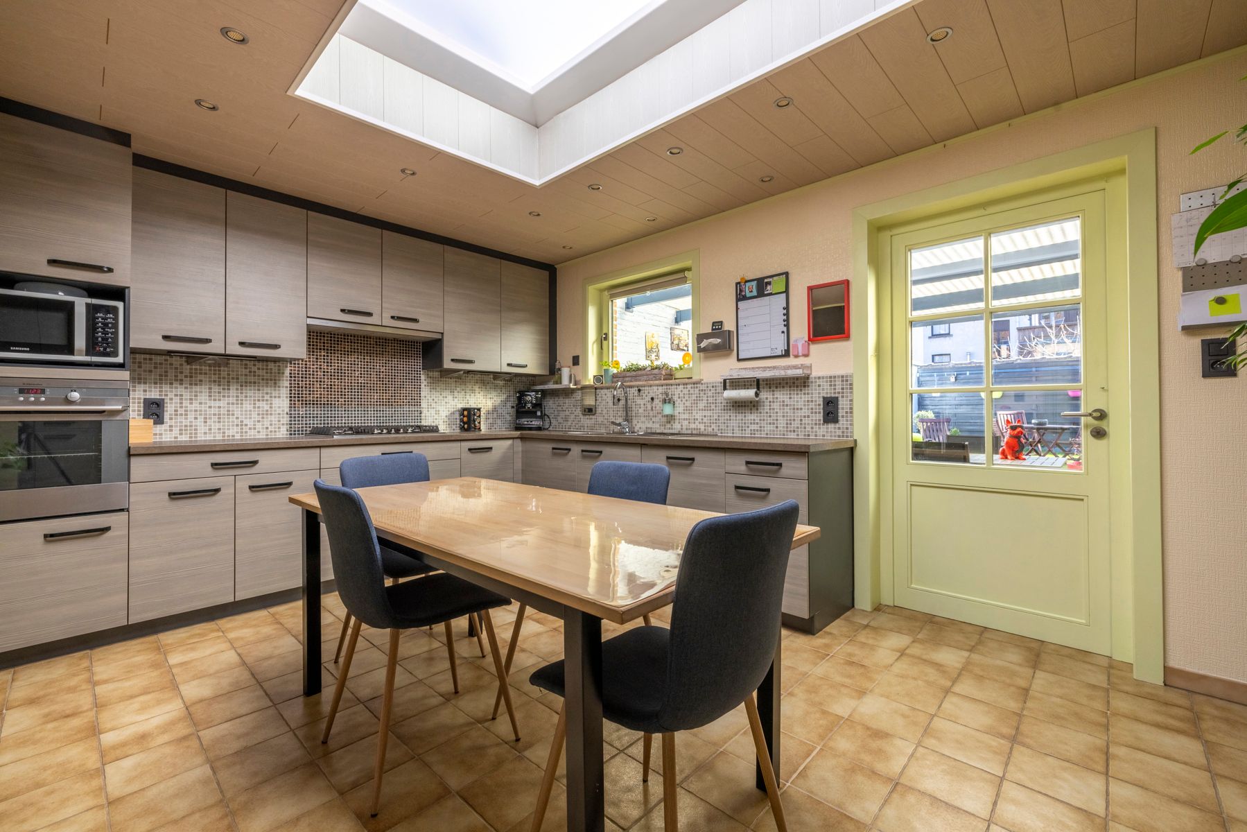 Ruime woning met 5 slpk, garage en zongerichte tuin te koop! foto 9