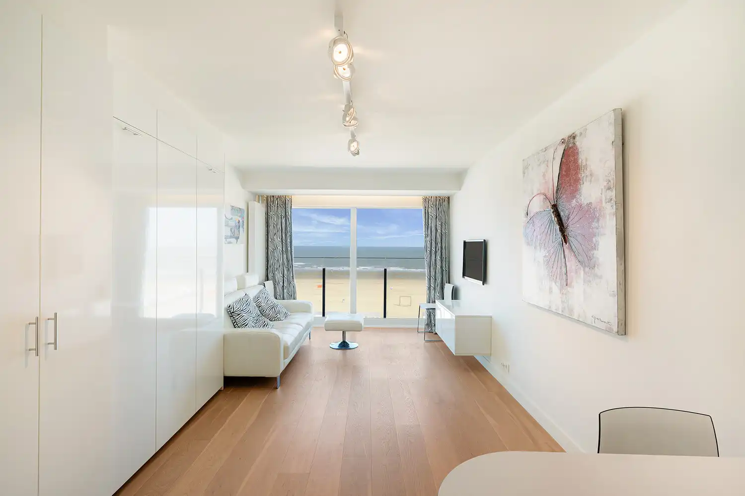 Recent gerenoveerde studio met frontaal zeezicht – Residentie The Beach, Zeedijk, Duinbergen foto 3