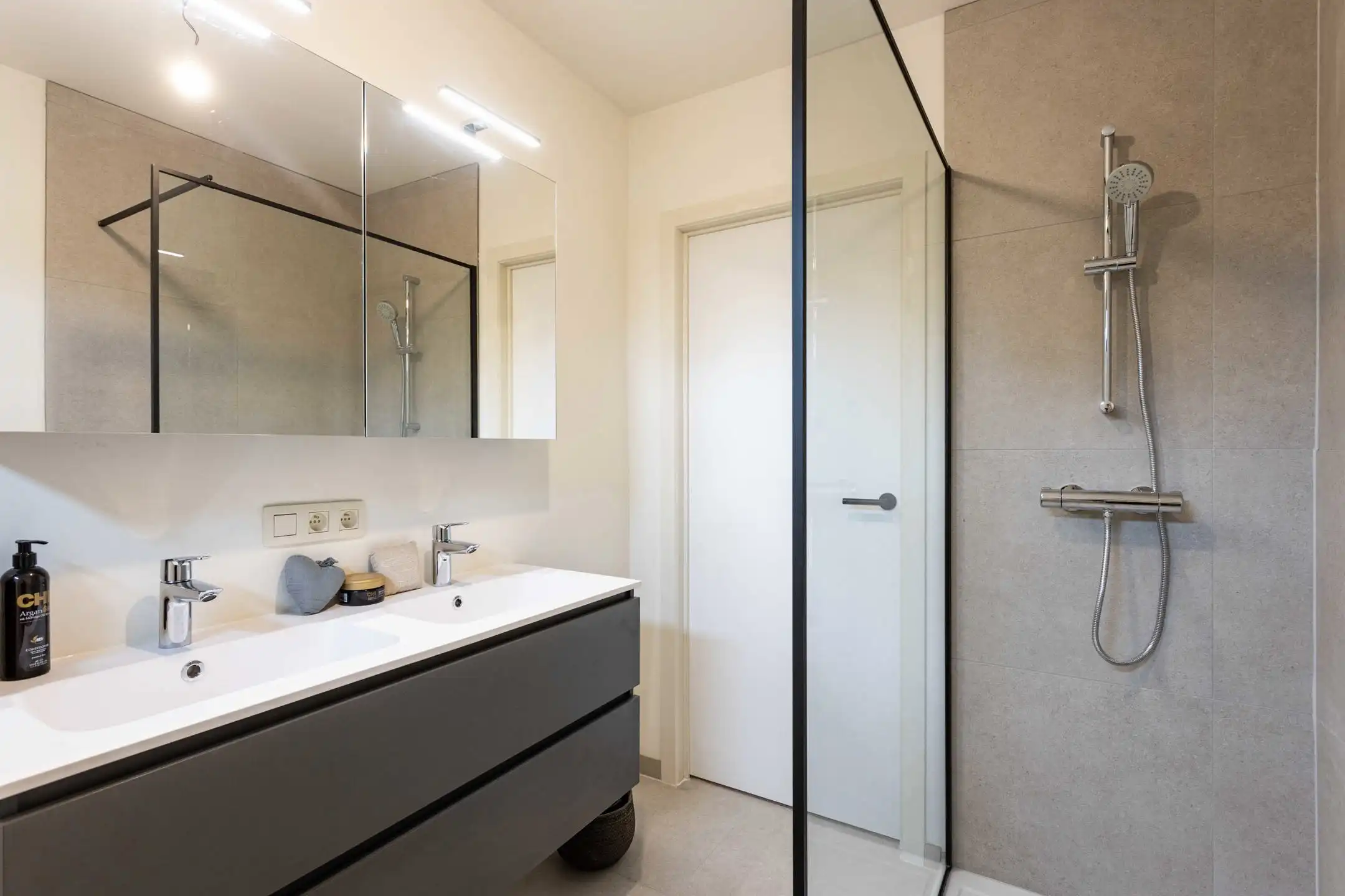 Volledig gerenoveerde woning met 4 slaapkamers foto 17