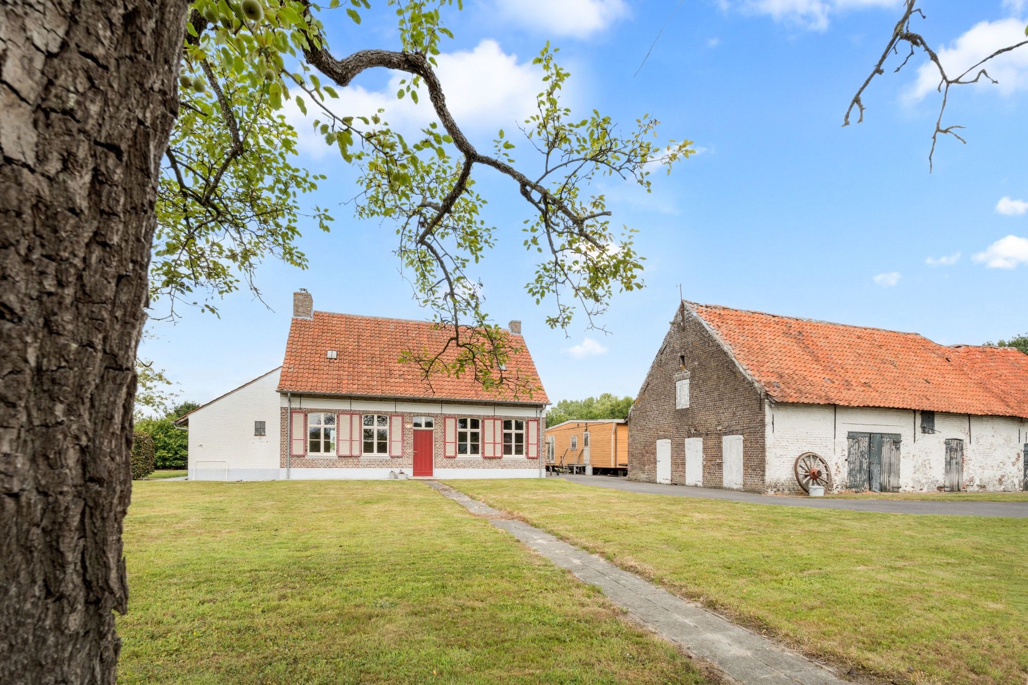 Charmante hoeve met paardenstallingen en schuur op 11.908 m² vlakbij het Drongengoed foto 2