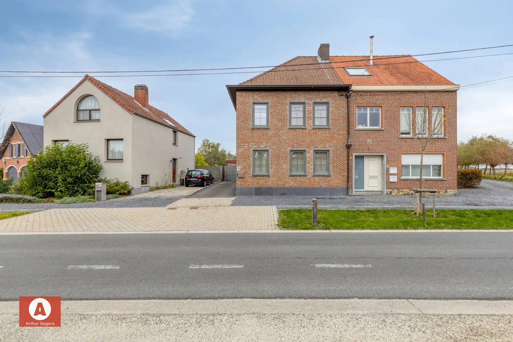 Woning met atelier en 4 slaapkamers in Buggenhout foto {{pictureIndex}}