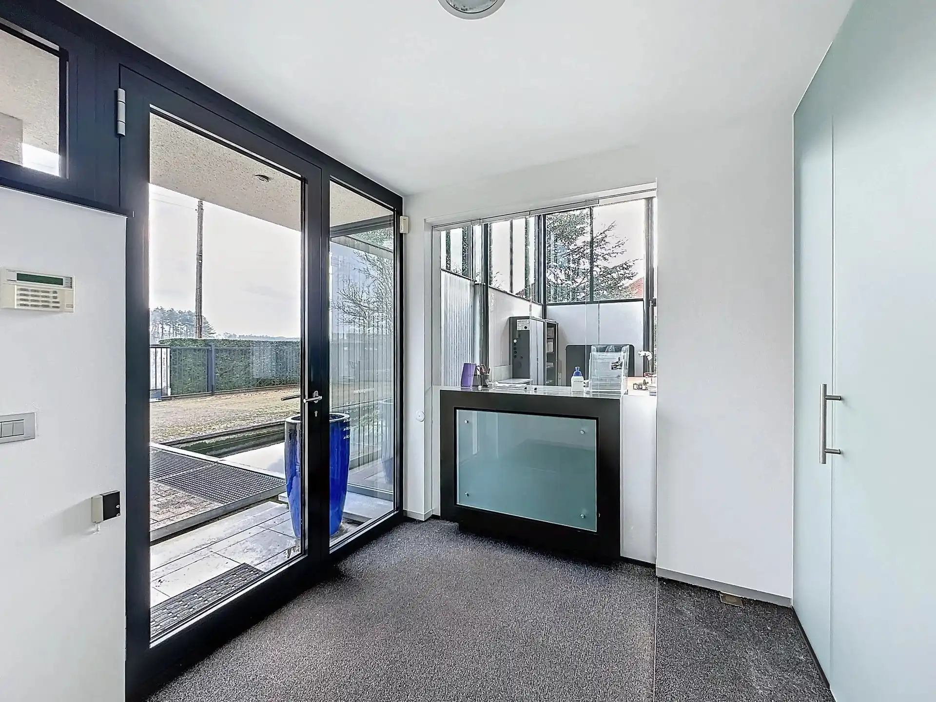 Unieke moderne woning met een dubbele bestemming op een perceel van 29a24ca. foto 6