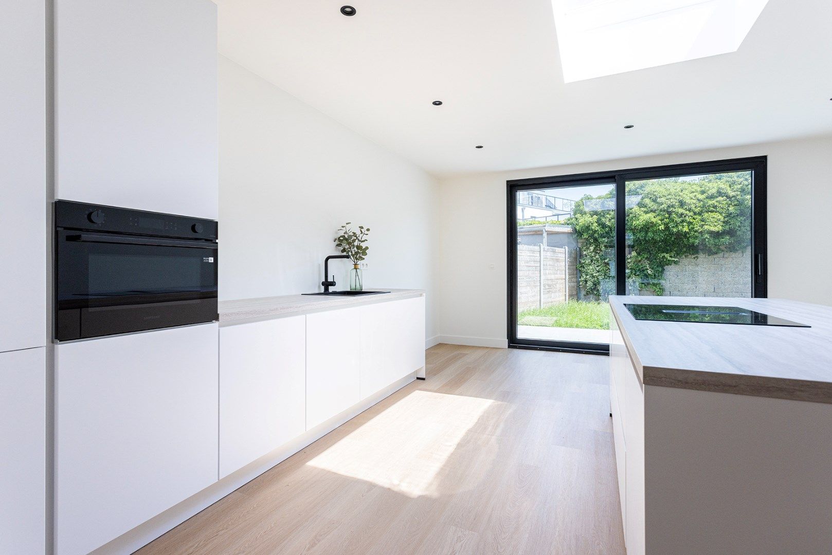 Compleet gerenoveerde woning met 4 slaapkamers en tuin in Schoten.  foto {{pictureIndex}}