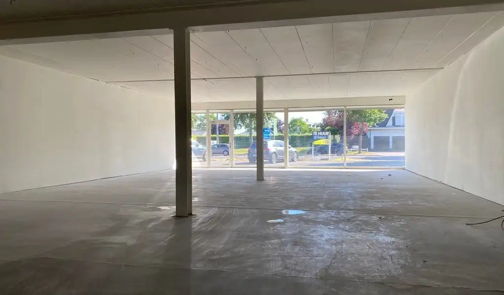 Baanwinkel te huur op zichtlocatie langs N9 in Lievegem foto 3