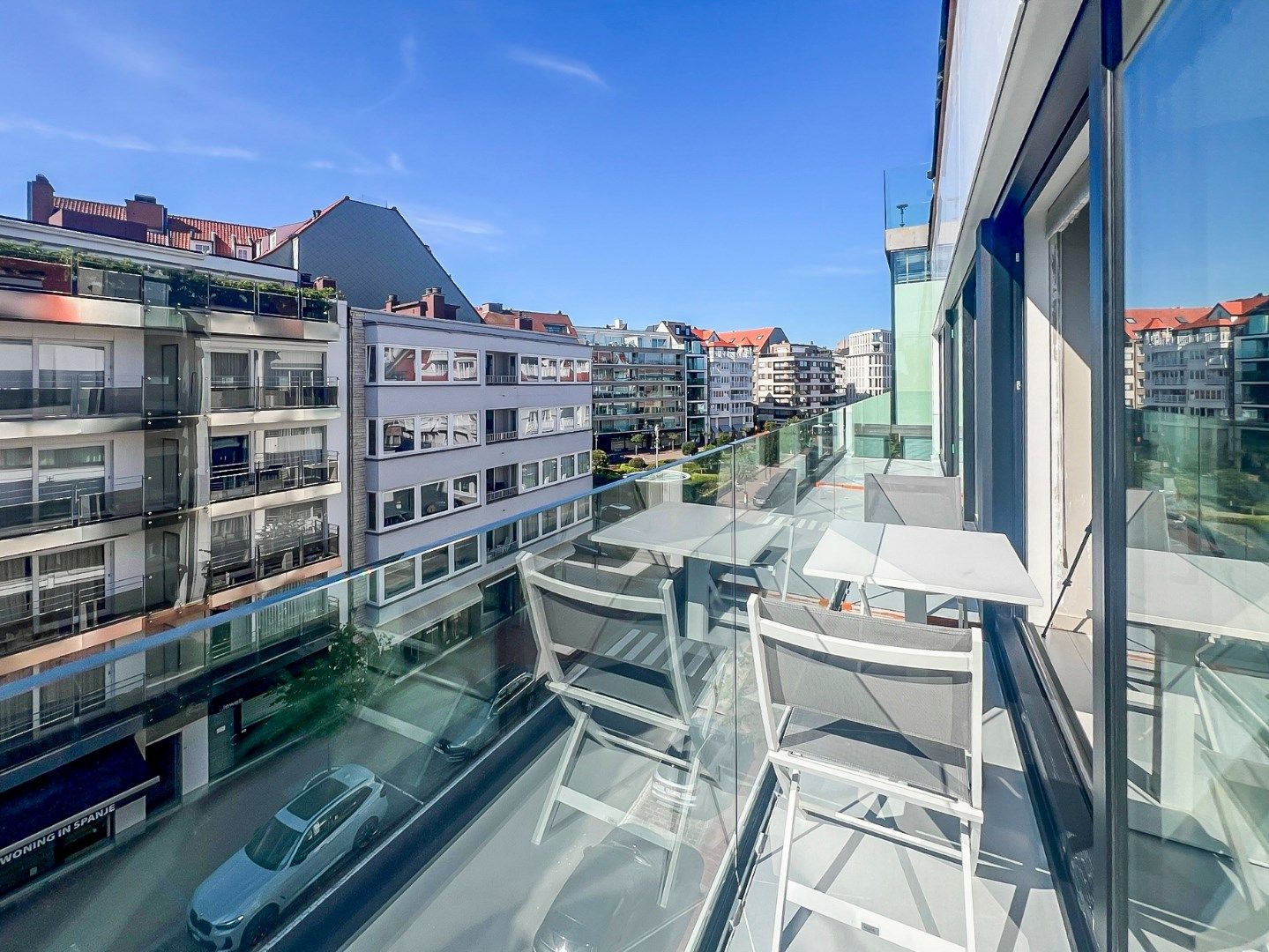 Zeer mooi vernieuwde, gemeubelde studio met prachtig zicht op het Driehoeksplein. foto 4