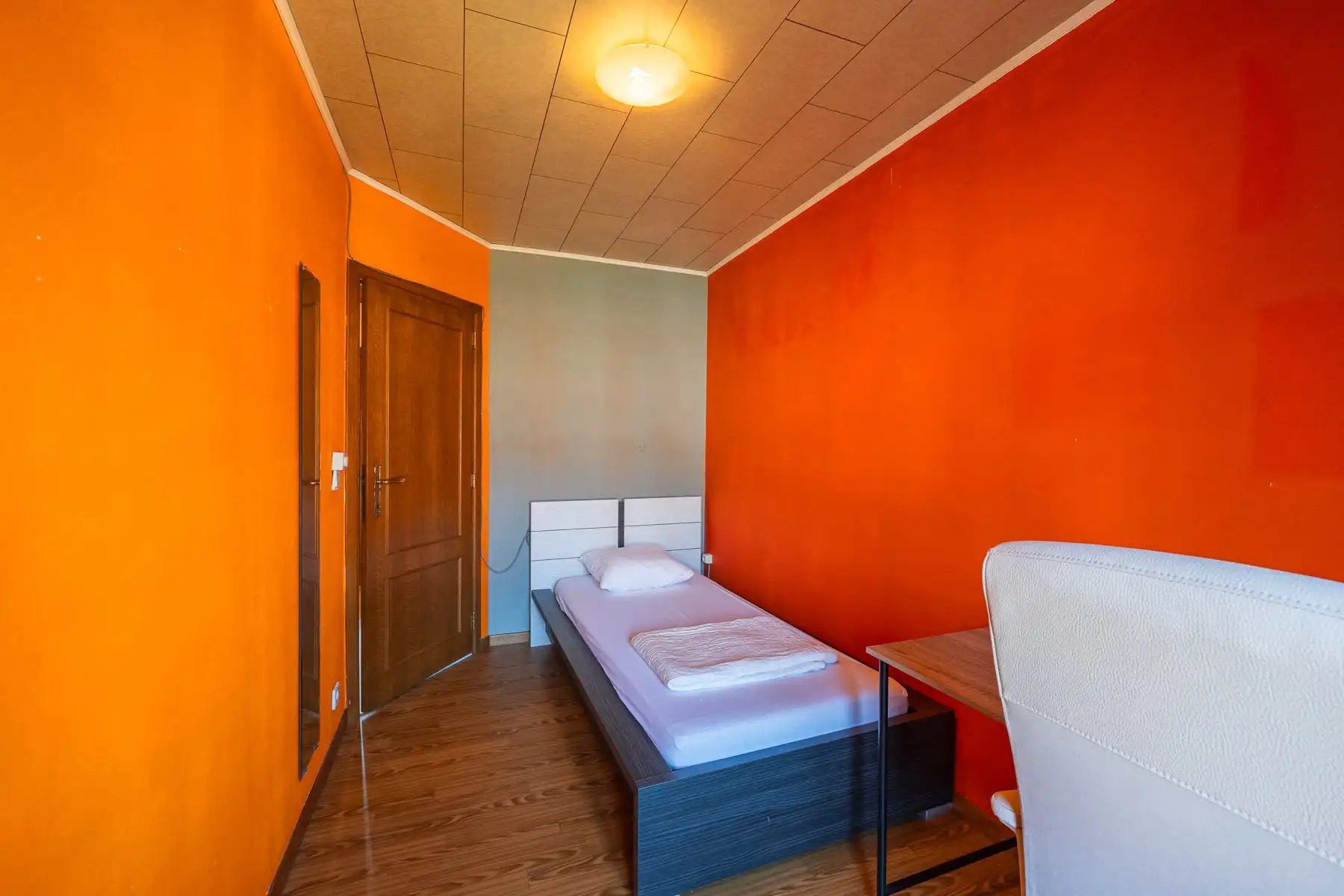 Verrassend ruime halfopen woning met omheinde tuin foto 22
