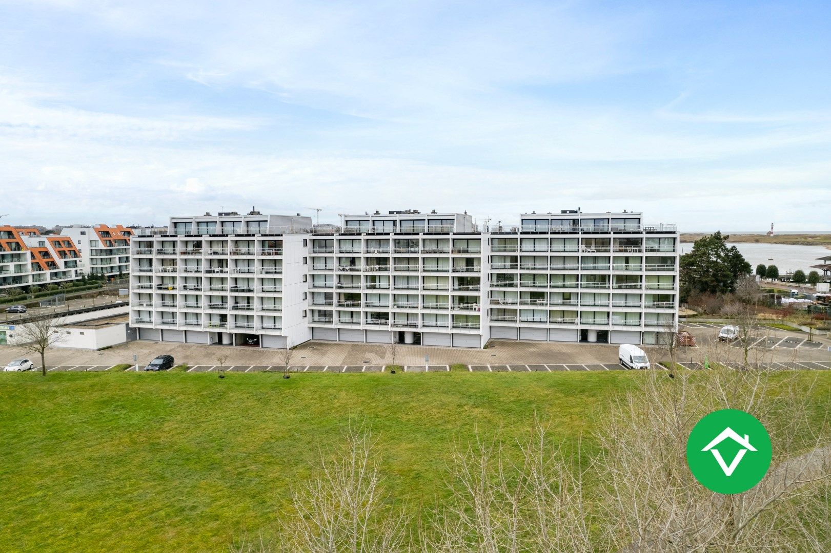 Instapklaar appartement met 2 slaapkamers en grote garage te Nieuwpoort foto {{pictureIndex}}