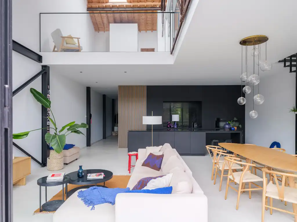 Luxueus en tijdloos – Exceptionele loft met 2 slaapkamers, aparte bureauruimte en ruim terras in een beschermd gebouw met een rijke industriële voorgeschiedenis. foto 2
