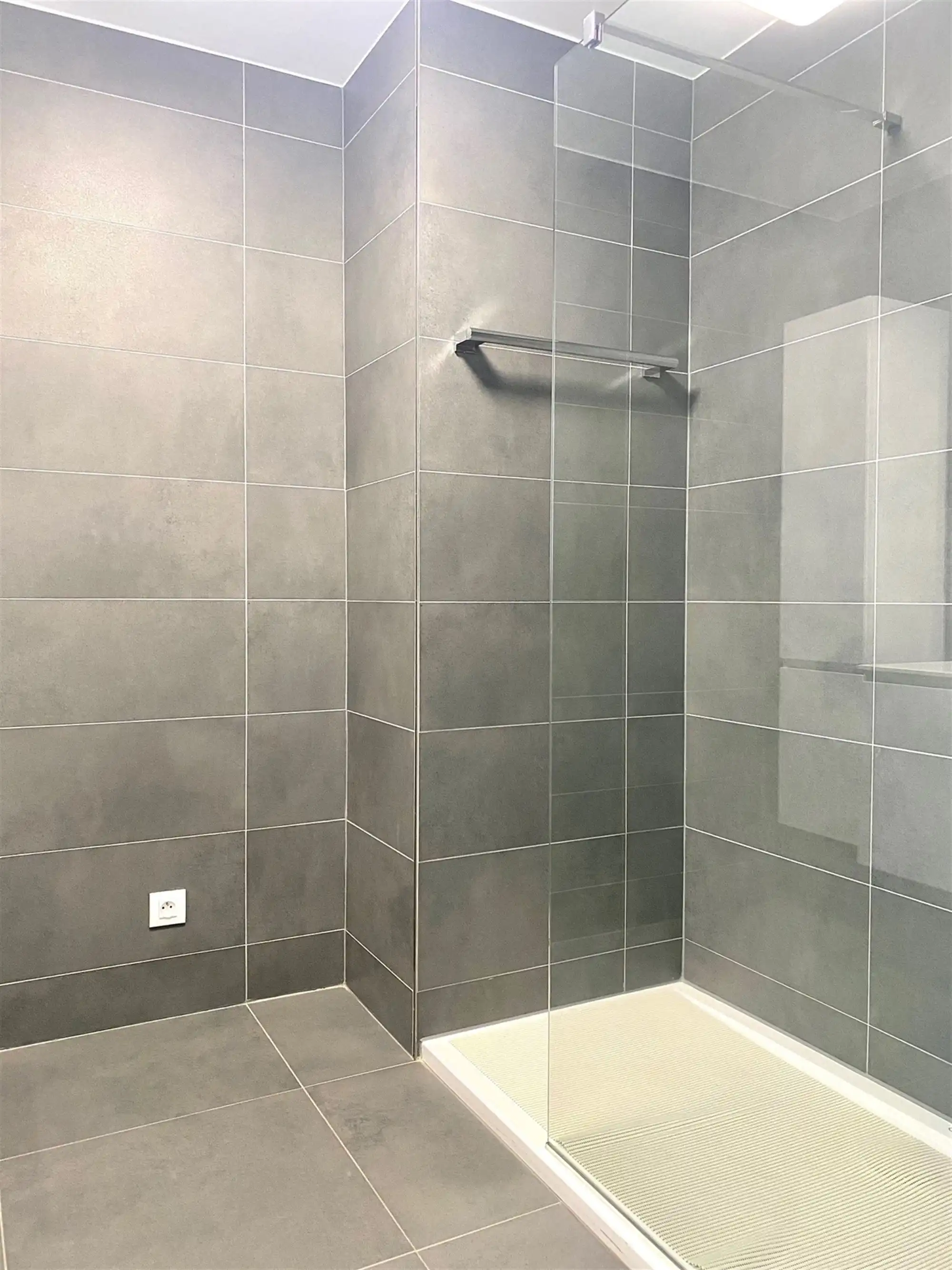 Instapklaar APPARTEMENT (1ste verdieping) met 2 slaapkamers, ruime terrassen (2), garage  & autostaanplaats  foto 14