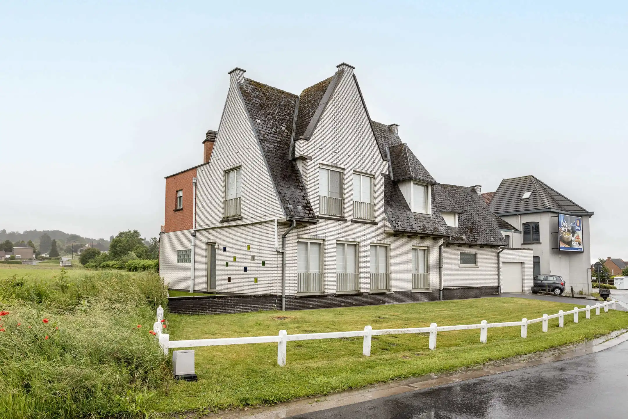 Hoofdfoto van de publicatie: Unieke eigendom met oprit, tuin & garages in de stadsrand.
