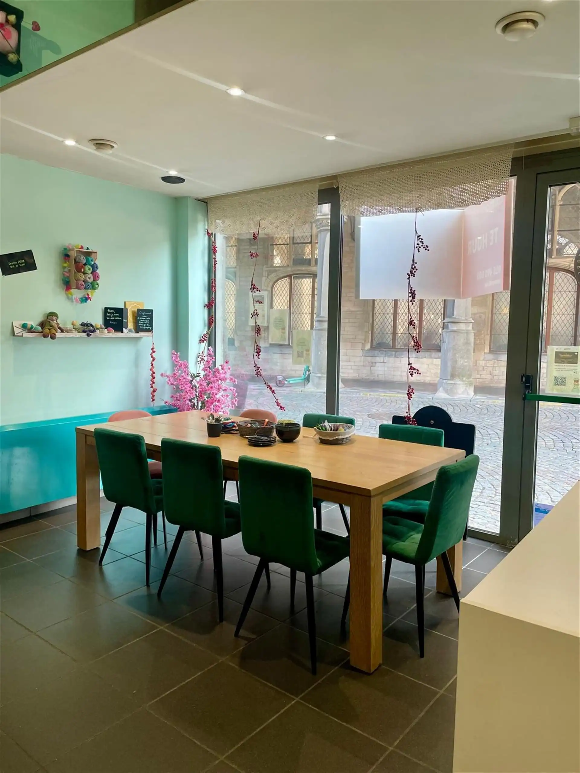 Handelspand met grote etalage op een toplocatie aan de Grote Markt te Mechelen! foto 6