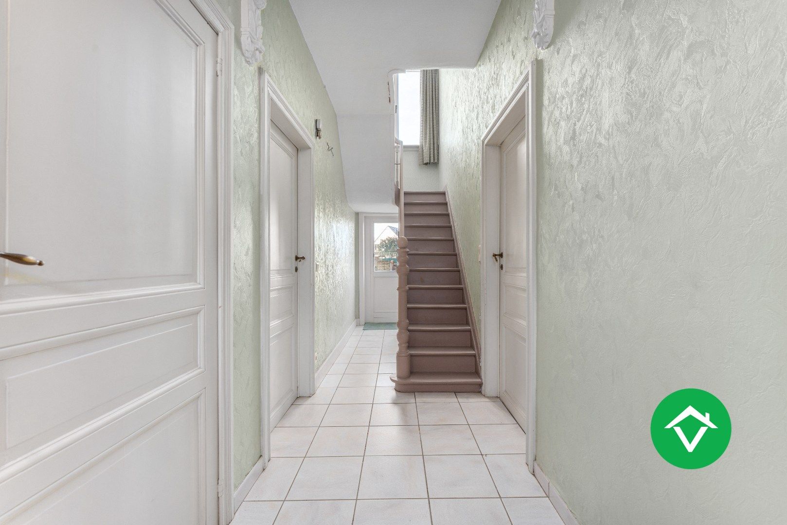 Ruim herenhuis met 4 slaapkamers en aparte garagebox in centrum Gistel foto 16