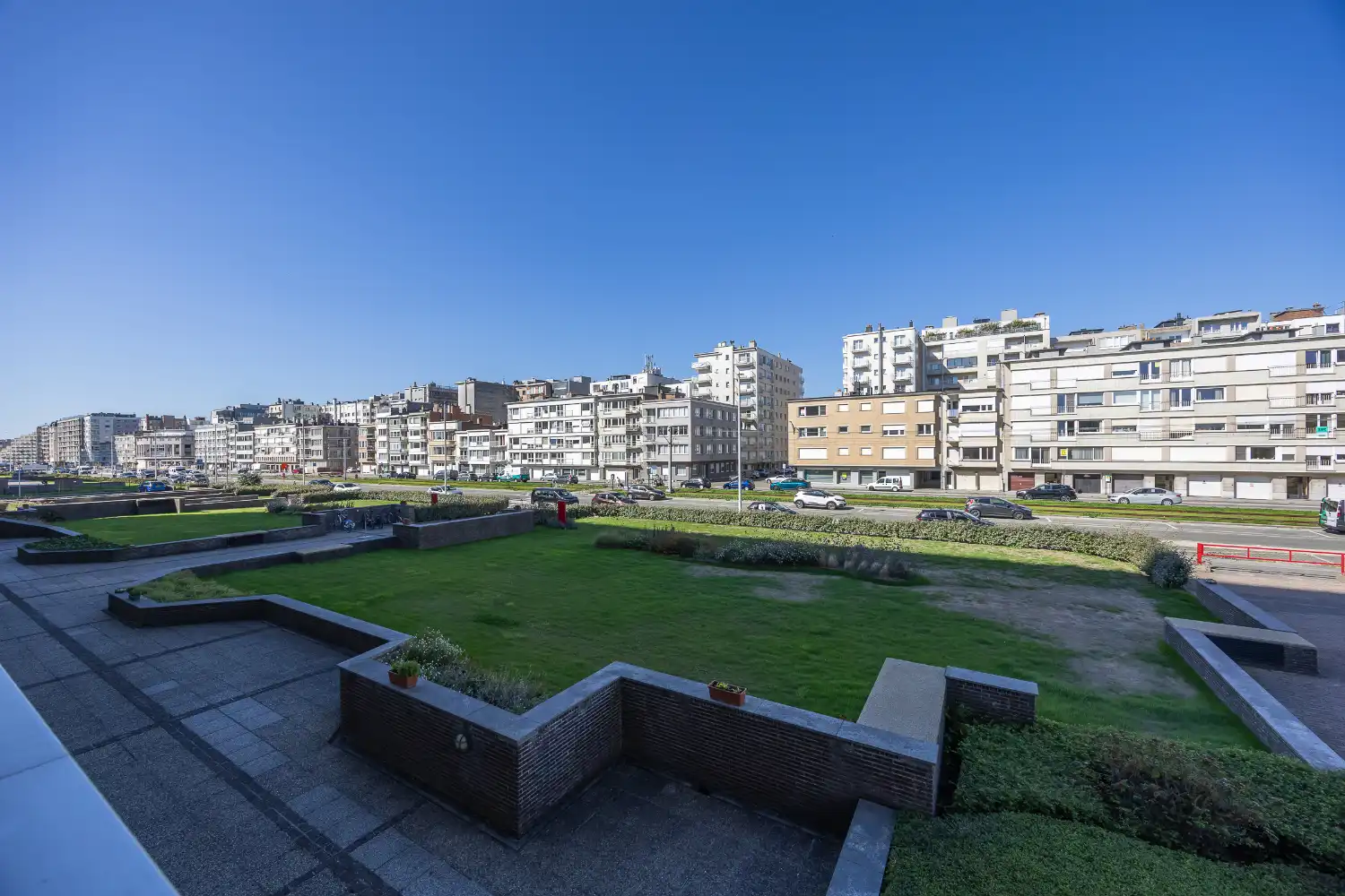 Studio met ruim terras op steenworp van strand foto 5