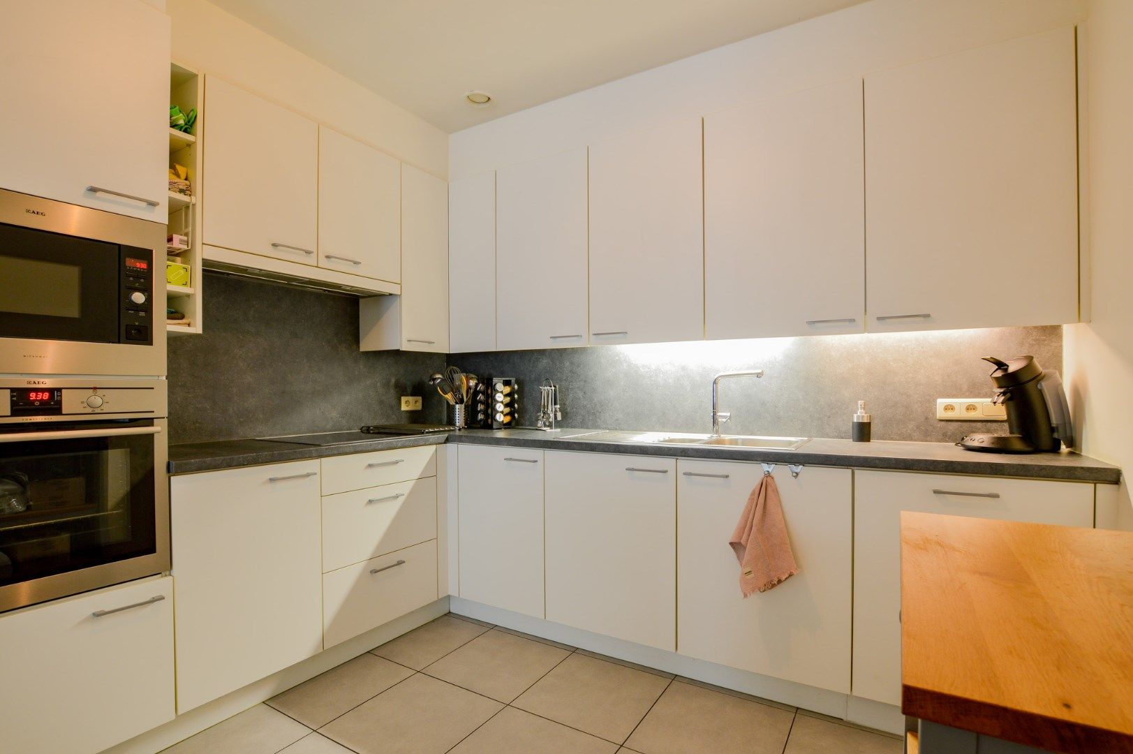 Ruim gelijkvloers appartement (118 m²) in hartje Jabbeke! foto 4