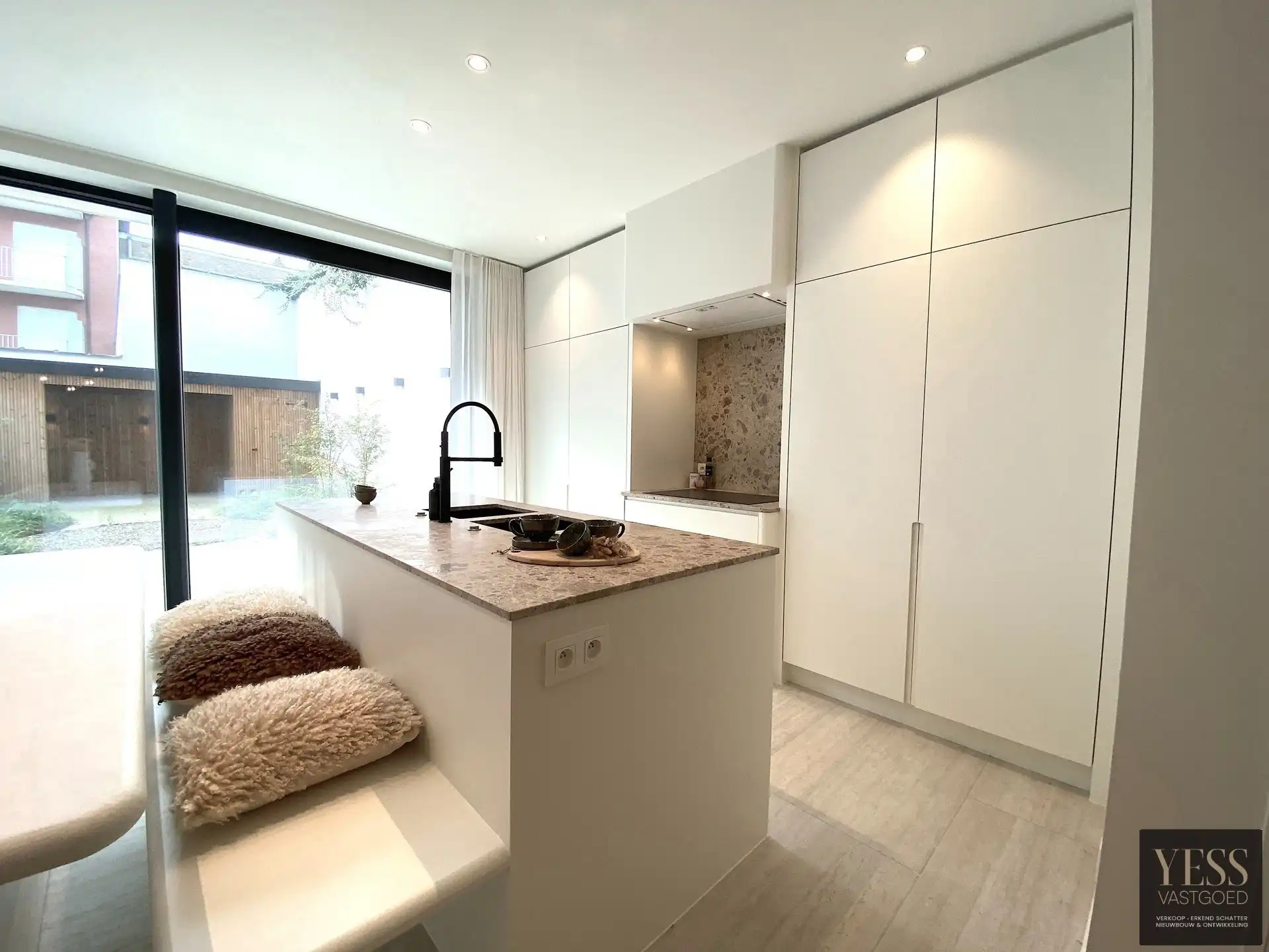 Exclusief gerenoveerd gelijkvloers appartement in Knokke! foto 8