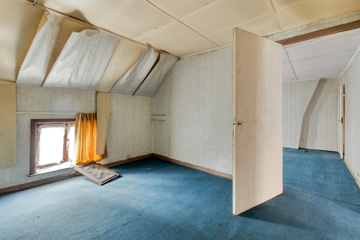 Te renoveren woning met magazijn en tweede oprit! foto 12