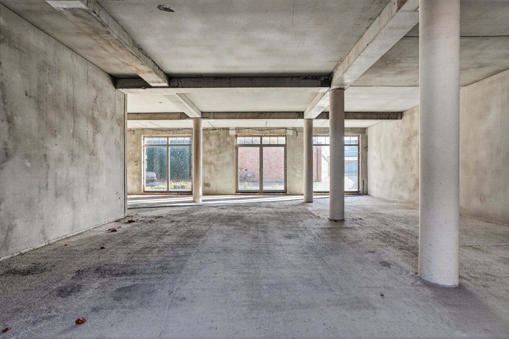 Casco handelsruimte met garage in het centrum van Oostrozebeke! foto 6