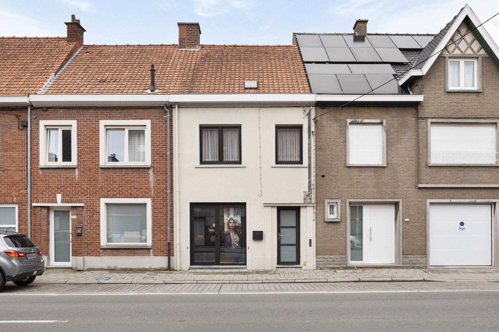 Instapklare woning met praktijkruimte en garage! foto 1