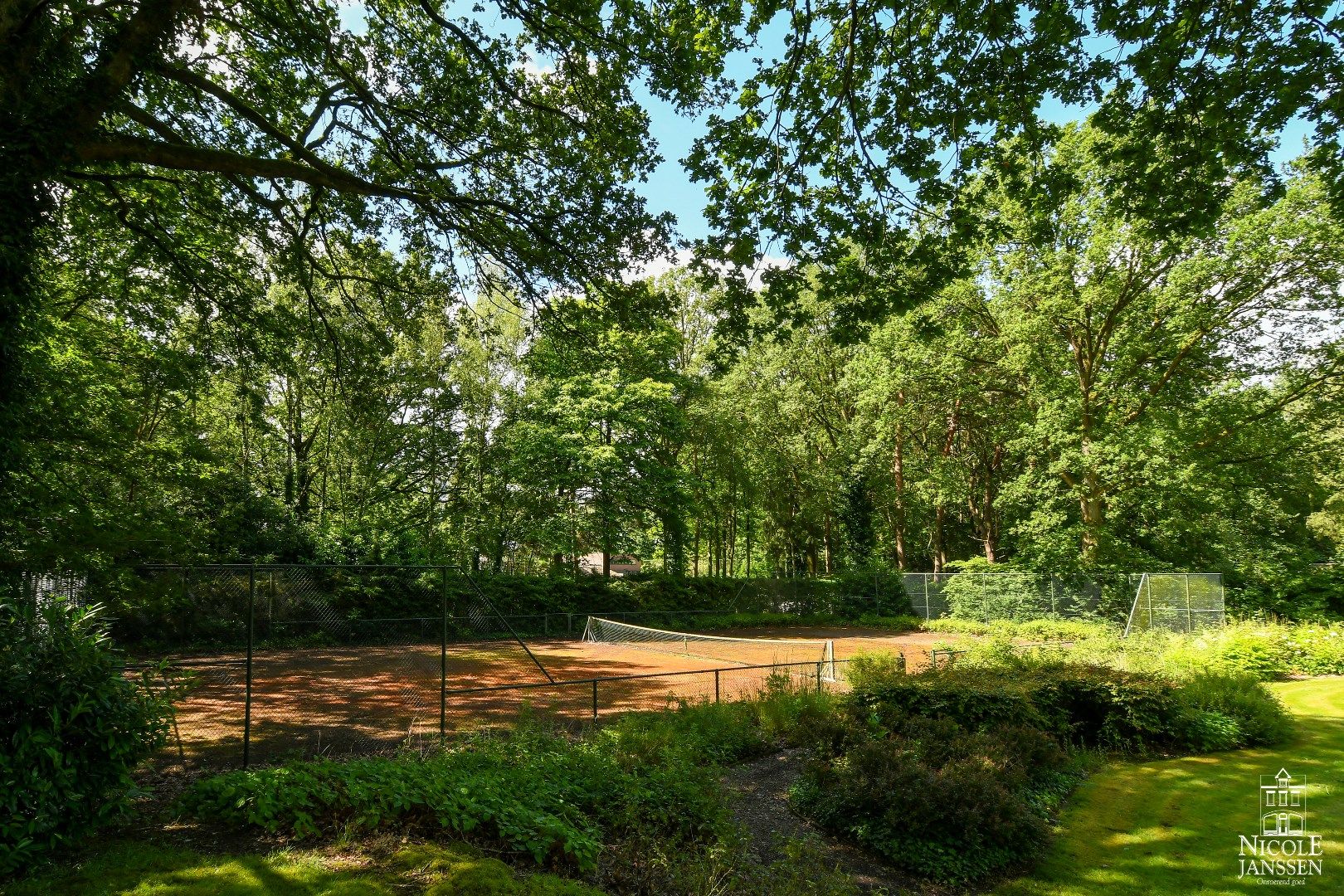 Exclusieve villa met binnenzwembad gelegen op een residentiële locatie foto 42