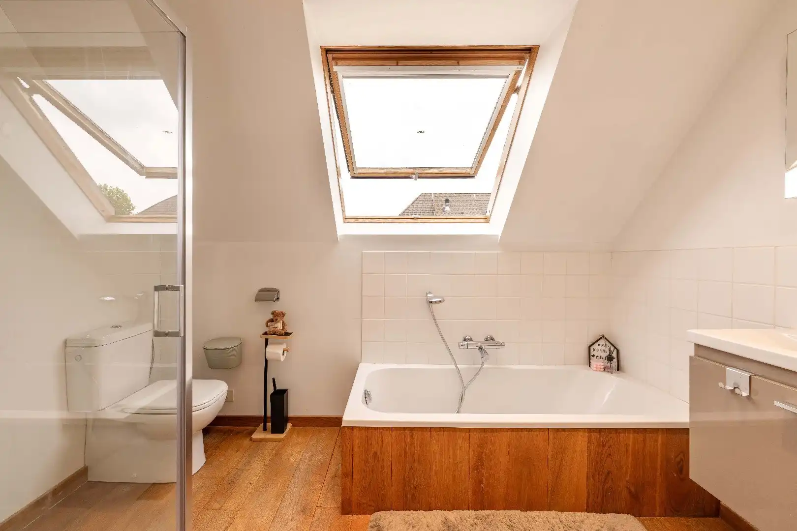 BEDRIJFS-/INVESTERINGS VASTGOED | LOODS | SHOWROOM | BURELEN & APPARTEMENT  foto 23