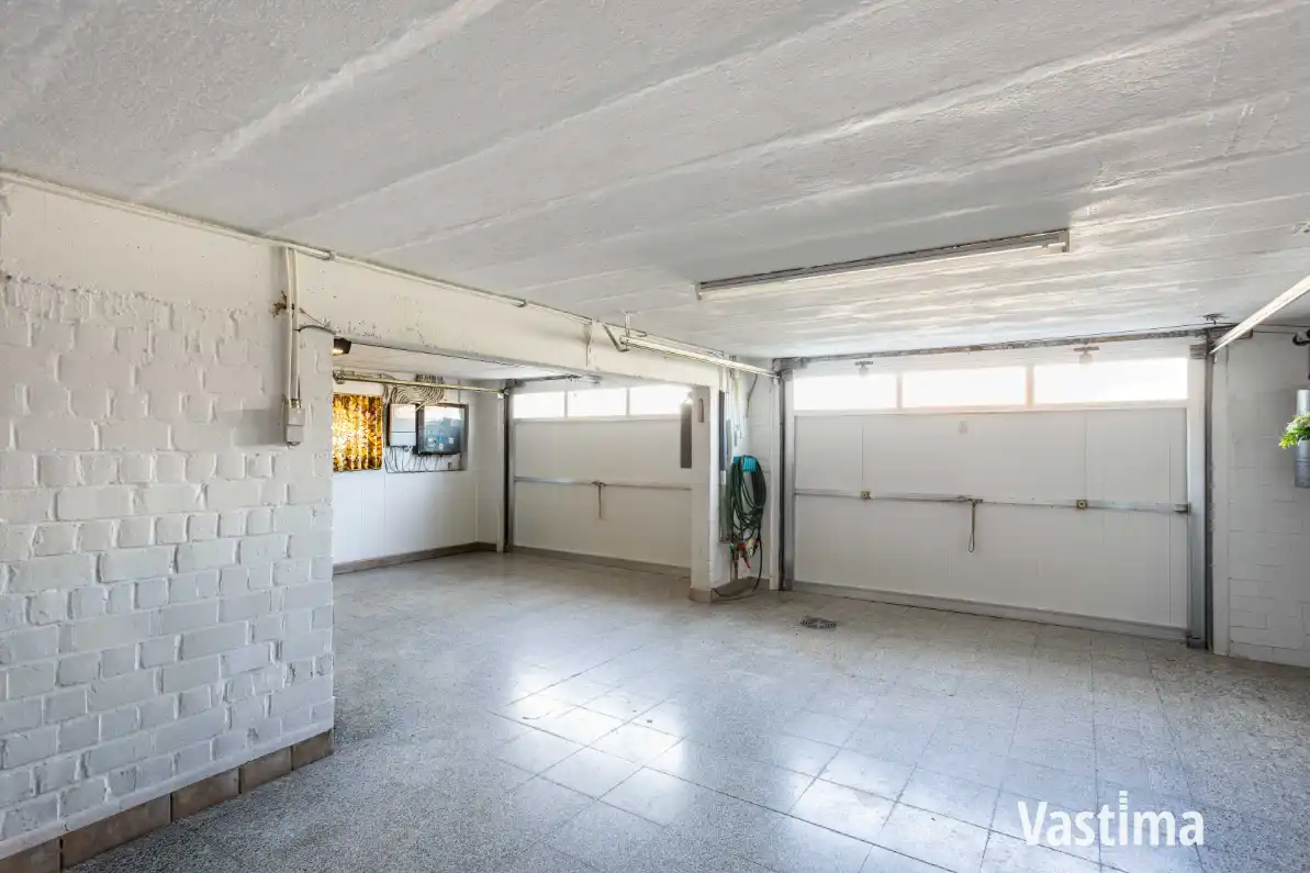 Rustig gelegen halfopen woning met dubbele garage en veel potentieel foto 17