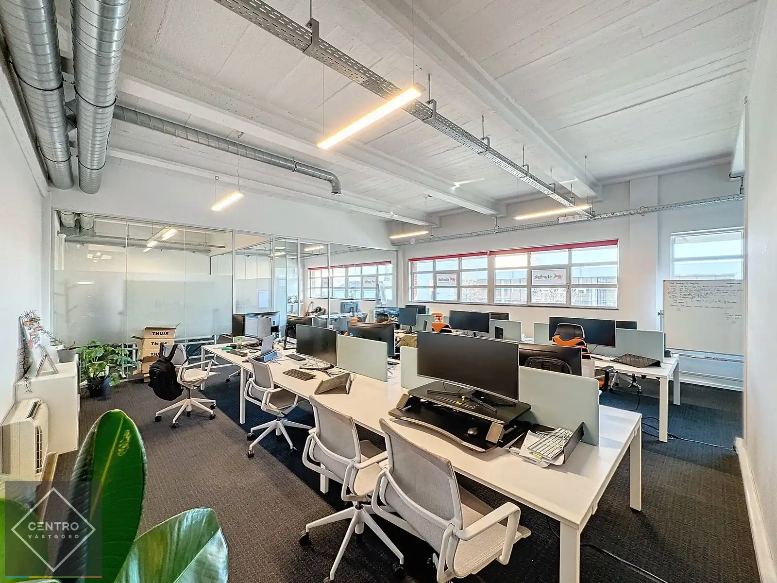 Instapklare KANTOORRUIMTE (217m²) voorzien van alle comfort (databekabeling, airco,...) en ruime parkeergelegenheid. Vlot bereikbaar via Expresweg van Brugge! foto 4