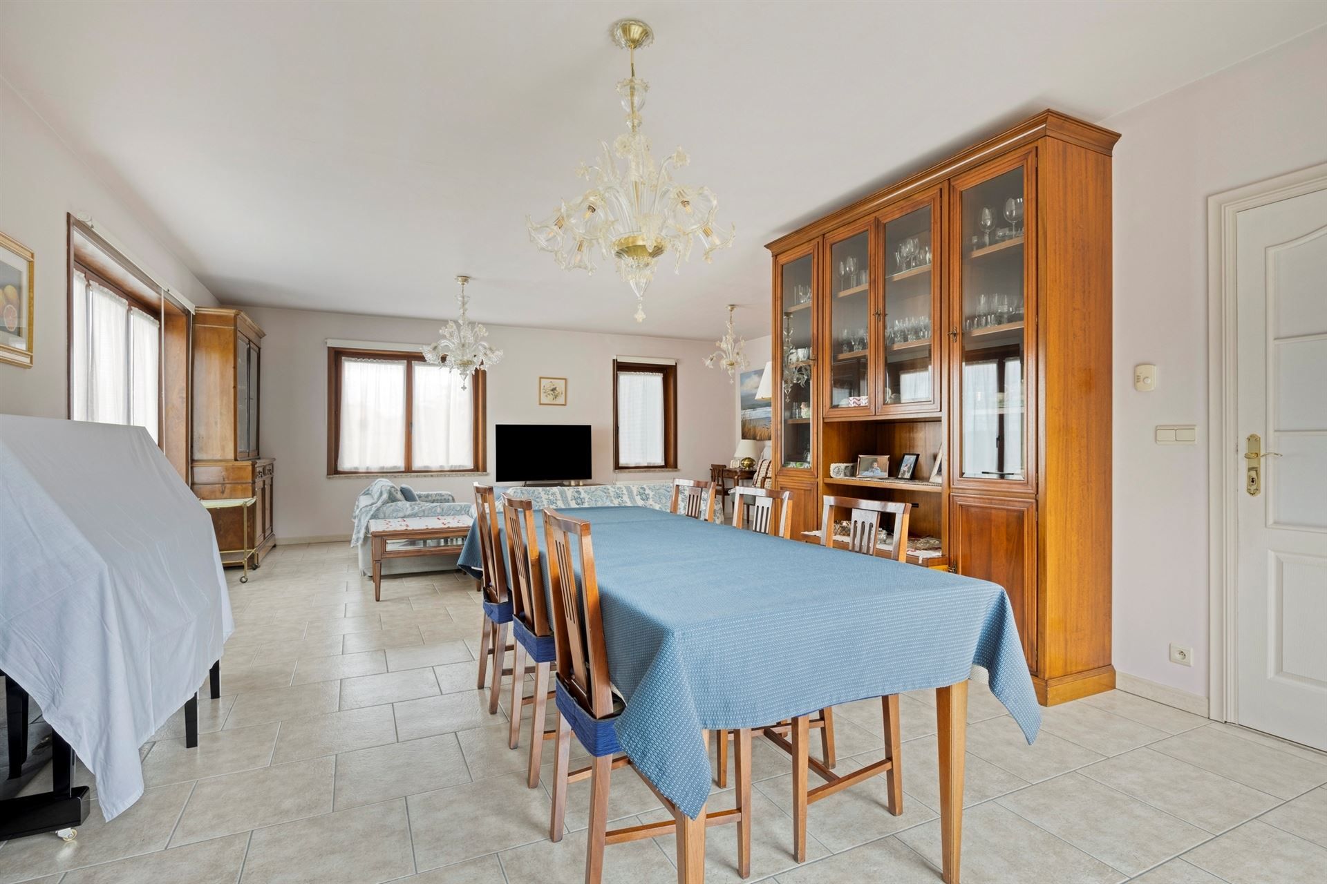 Klassieke & perfect onderhouden villa met veel ruimte op goede locatie foto 7