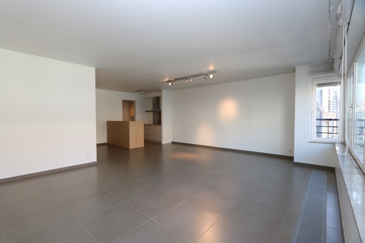 Ongemeubeld - Prachtig woonappartement (120m²) met staanplaats in het gebouw, nabij de Lippenslaan. foto 2