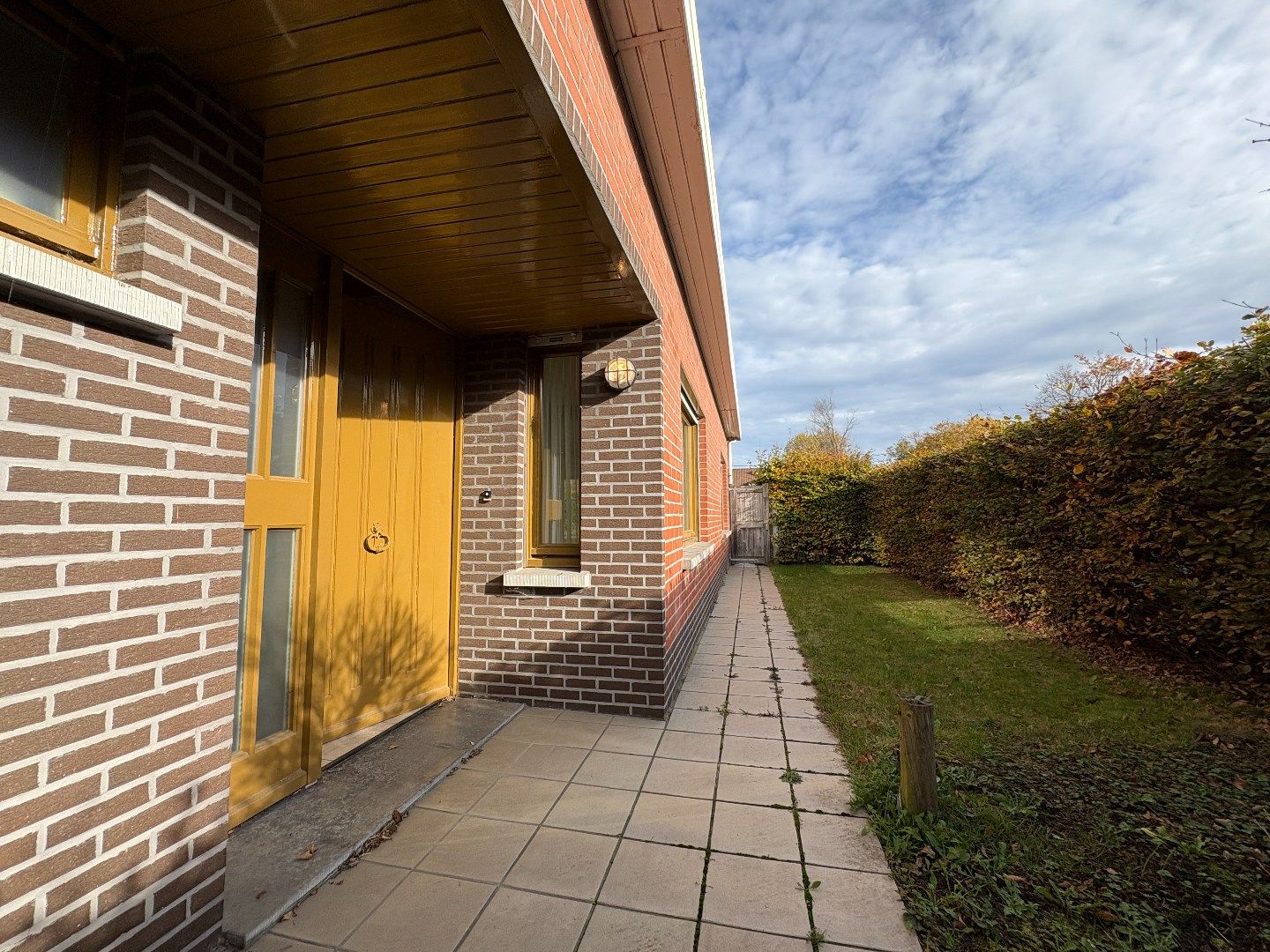 Ruime en goed onderhouden bungalow met zonnige tuin– Elverdinge dorpskern. Opp: 884m². foto 4