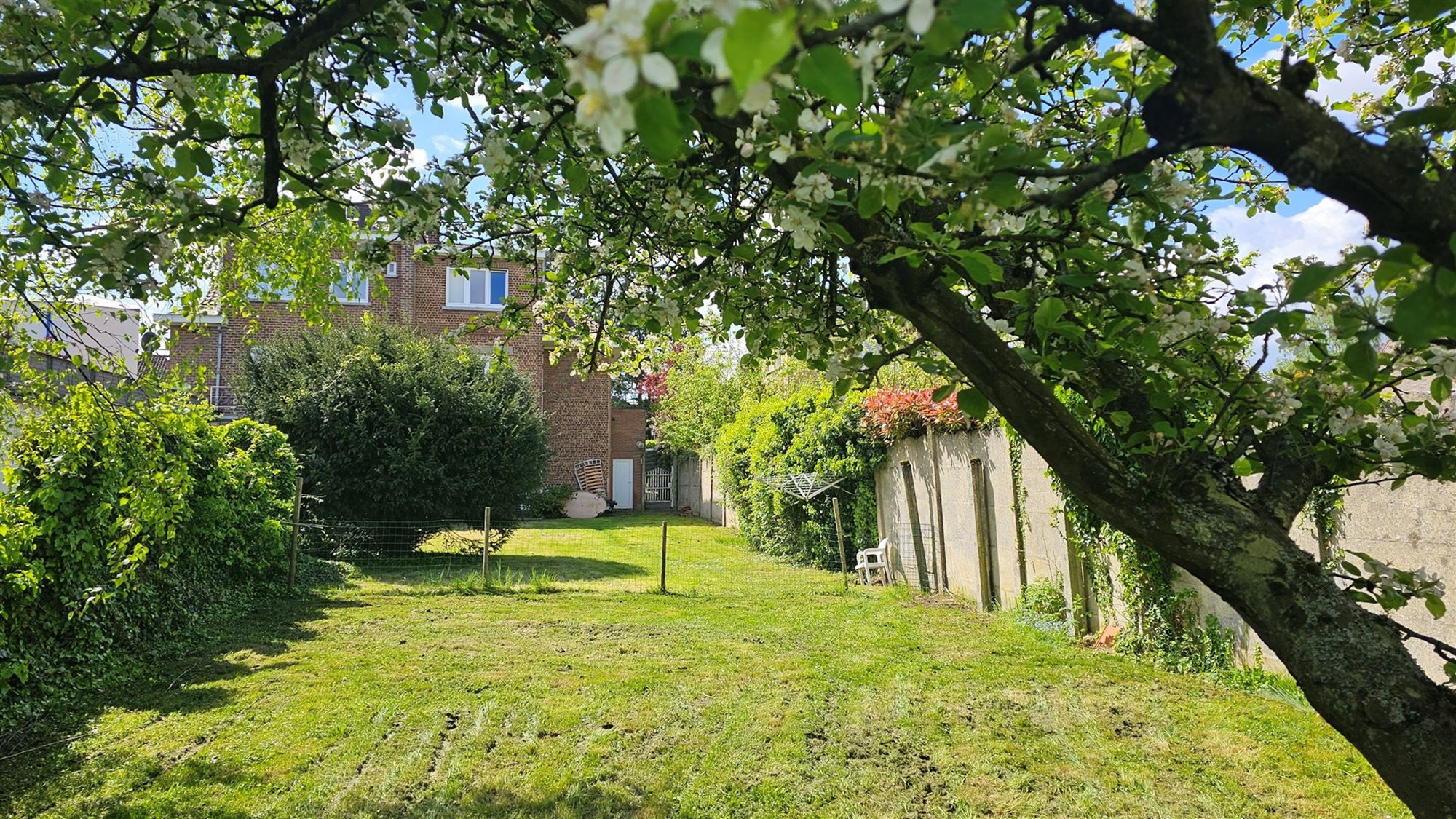 Aangename drie-gevel en bel-étage woning met grote tuin foto 19