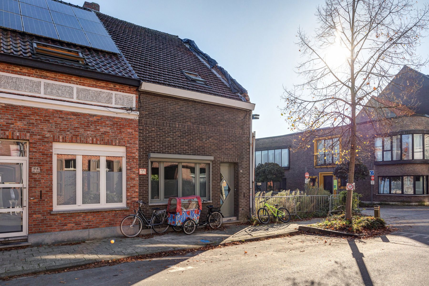 Hoofdfoto van de publicatie: Stadswoning met 3 slaapkamers met terras en tuin.