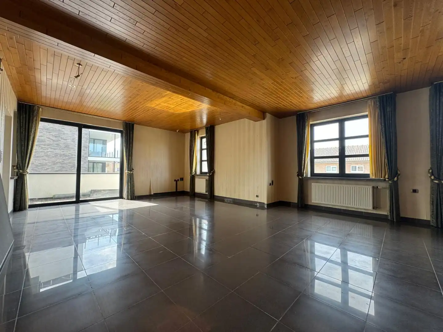 TE HUUR - Op zoek naar een ruim appartement in hartje Merchtem? Welkom Home! foto {{pictureIndex}}