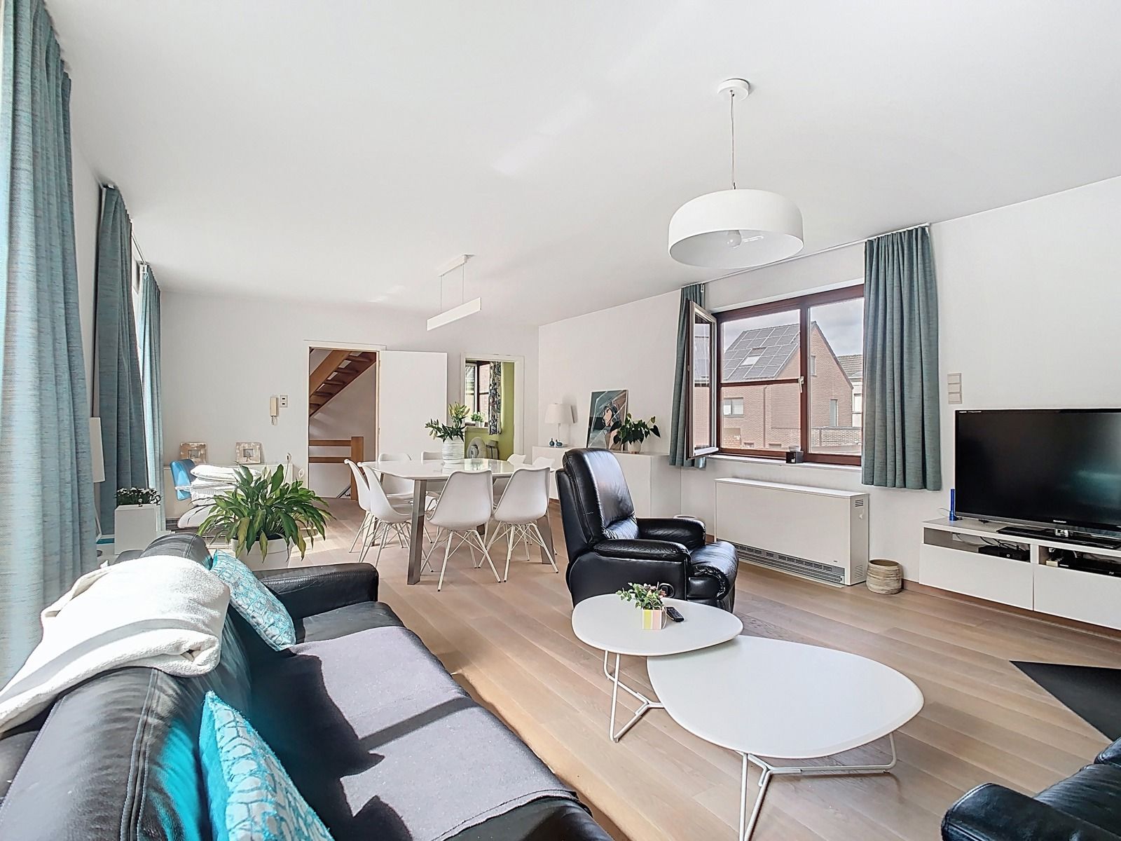 Lichtrijke, Ruime Woning met 3 SLPK, dubbele garage én tuin! foto 3
