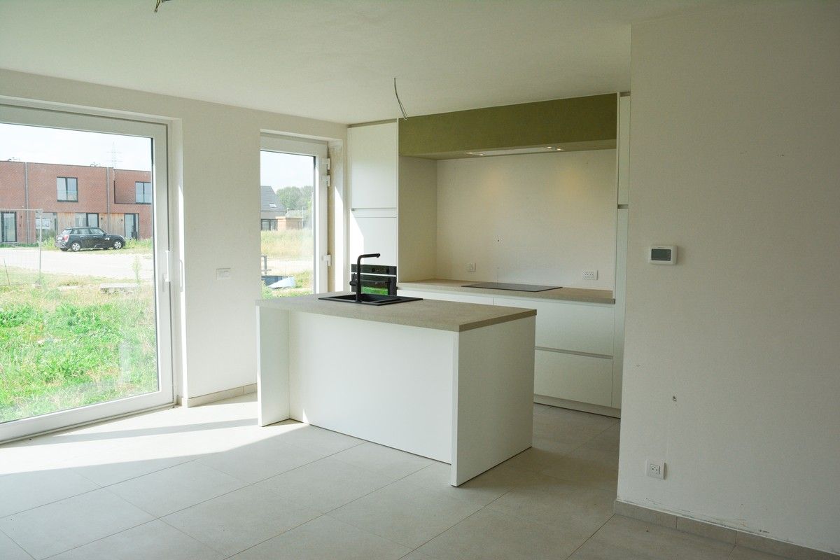 Instapklare nieuwbouwwoning met zonnige tuin te Roeselare foto 4