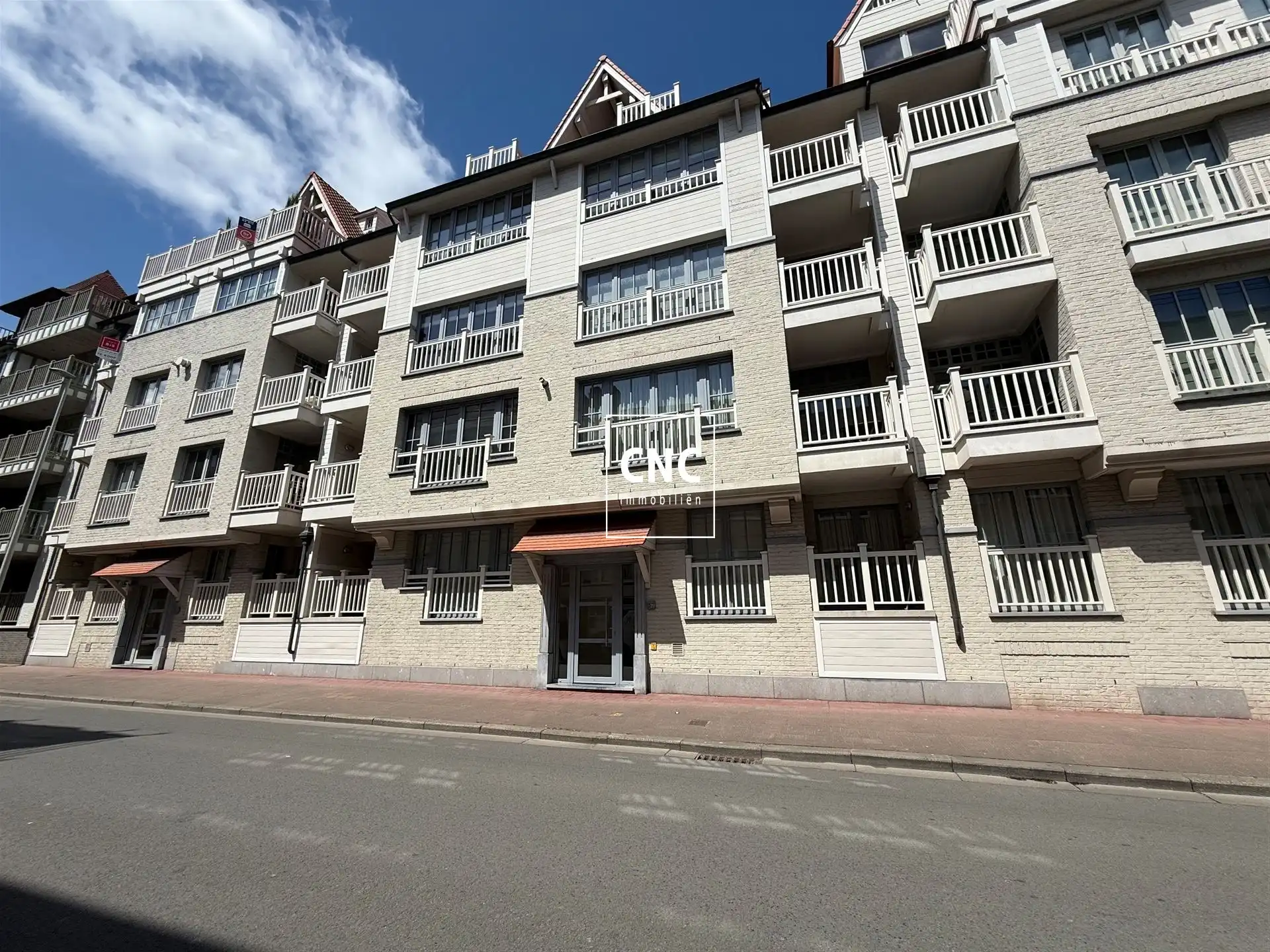 Ruime garagebox op centrale ligging in Knokke-Heist foto 2