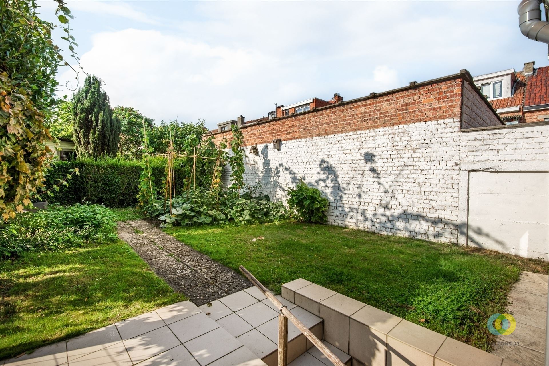 Op te frissen woning met tuin en potentieel foto 2