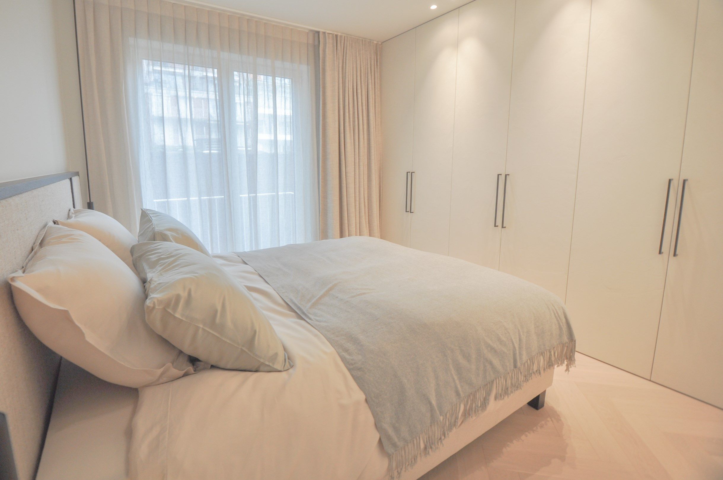 Uitzonderlijk ,tijdloos volledig gerenoveerd appartement met een open zicht . foto 17