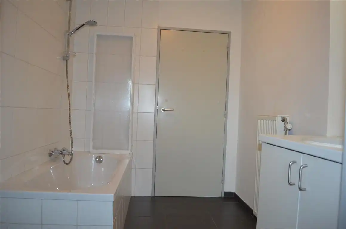 Ruim goed onderhouden appartement met twee slpk's, kelder en autostaanplaats van bouwjaar 2006. foto 9