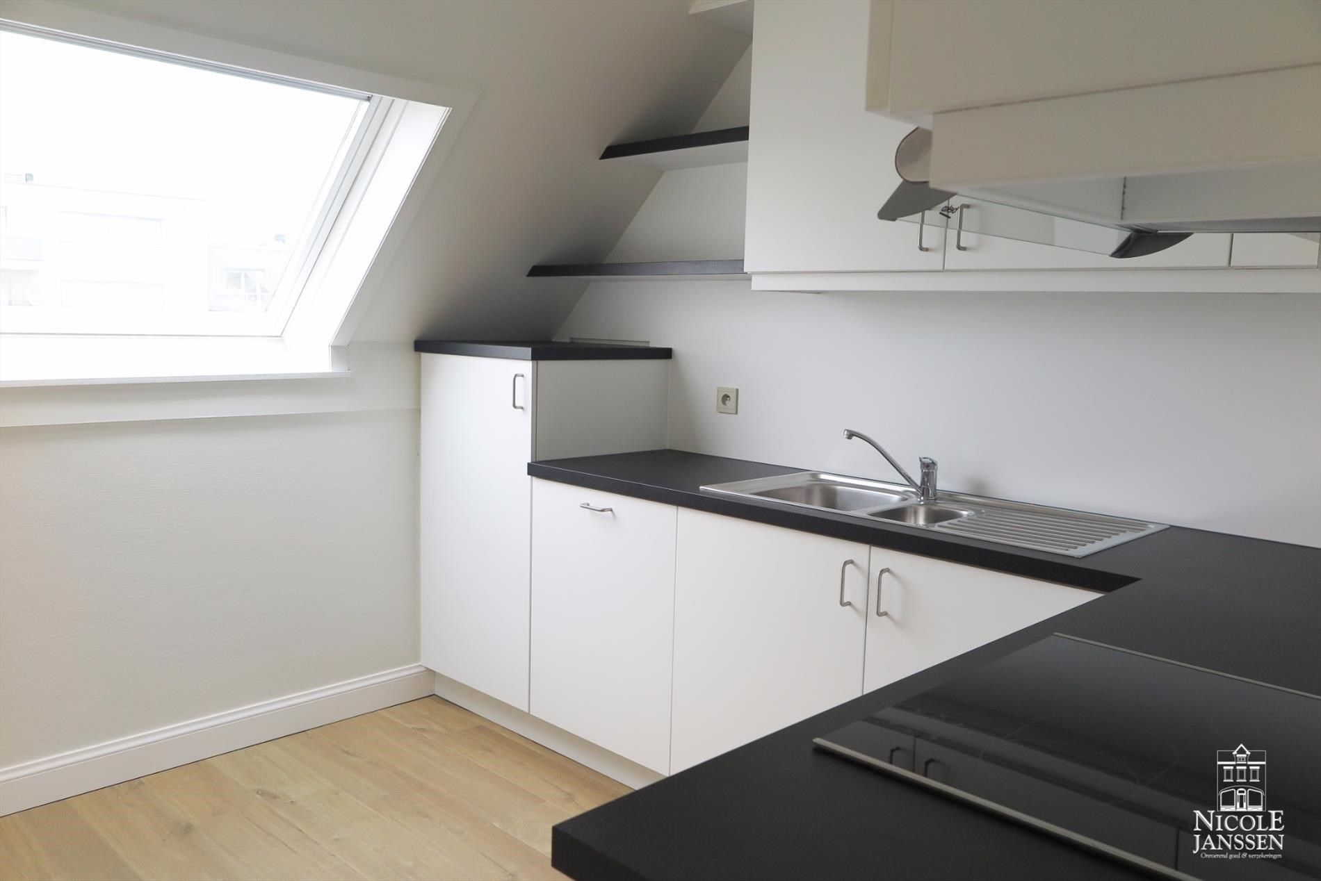 Duplex-appartement met 1 à 2 slaapkamers, terras, autostandplaats en lift in het centrum van Maaseik foto 5