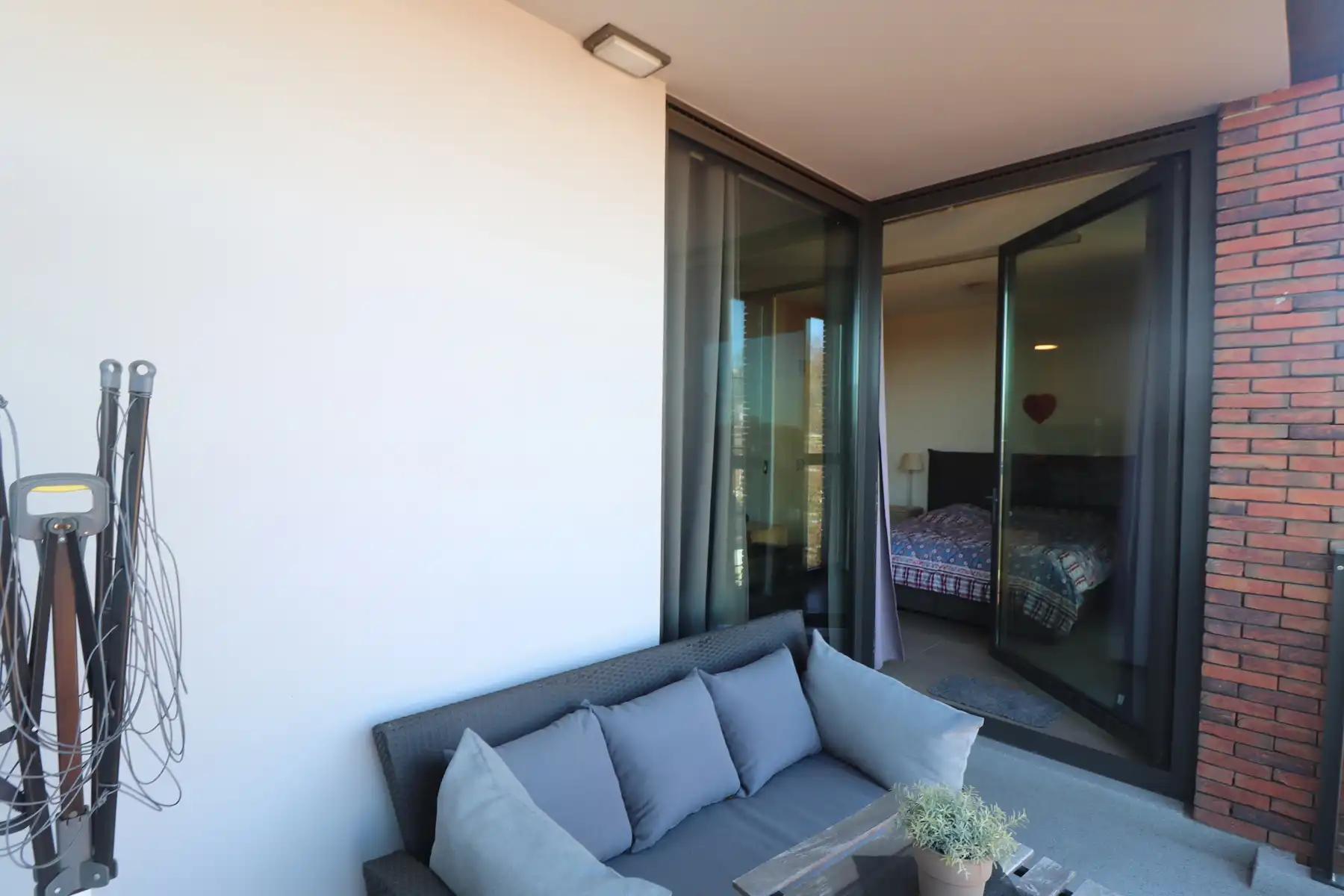 Studio op de dakverdieping met lift,  terras en kelderberging. foto 10