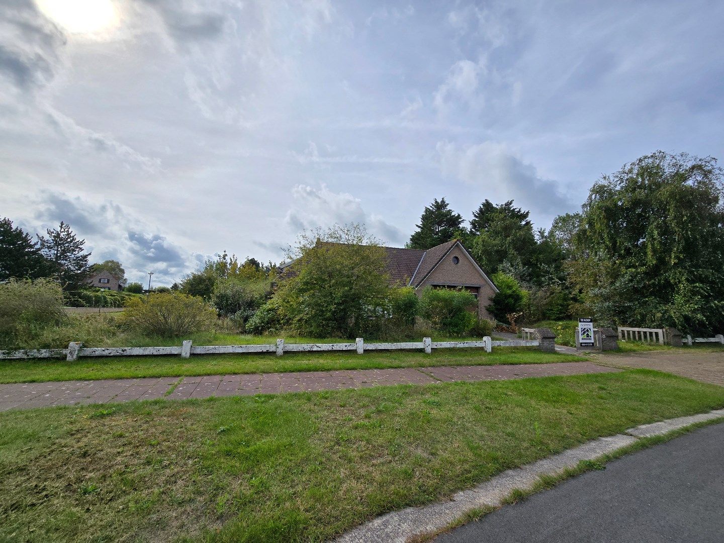 Hoofdfoto van de publicatie: Te renoveren villa 4 slpks in de Westhoek verkaveling